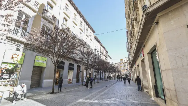 Foto del Coso, arteria de la capital altoaragonesa que se peatonalizó hace una década.