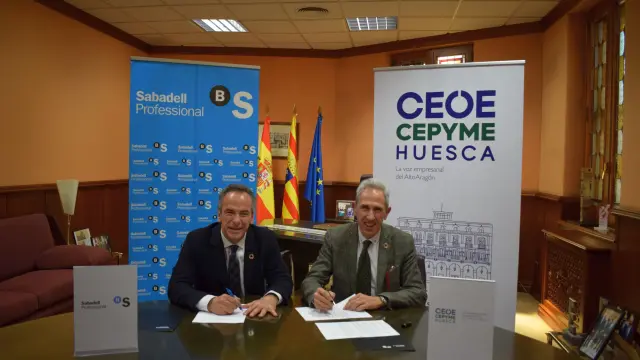 Firma de la renovación del convenio de colaboración entre el Banco Sabadell y Ceoe Cepyme Huesca