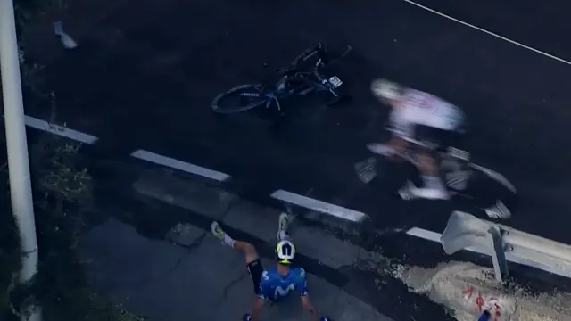 Captura de televisión del momento de la caída de Samitier, con la bicicleta todavía en la carretera