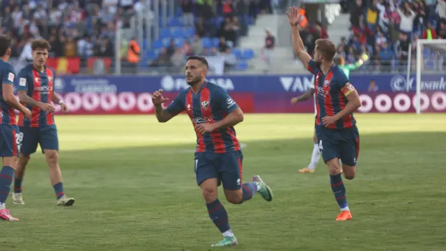 Celebración del segundo gol de la tarde en El Alcoraz, obra de Elady.