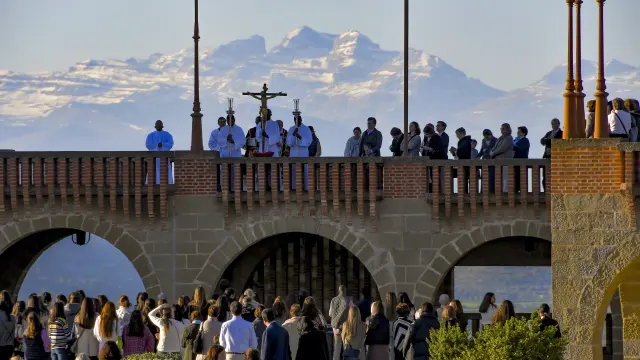 Visitantes en Viernes Santo durante el Via Crucis en Torreciudad.