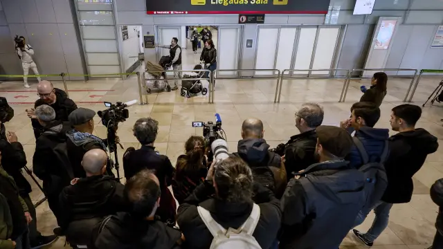 Amplia presencia de medios de comunicación ante una de las salas de llegadas de la Terminal 1 del Aeropuerto Internacional Adolfo Suárez Madrid Barajas ESPAÑA FÚTBOL RUBIALES