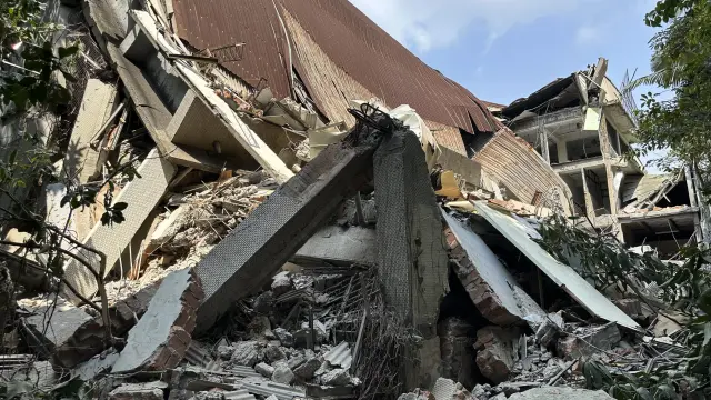 Los equipos de emergencias continúan este jueves las labores de rescate de más de cien personas atrapadas tras el fuerte terremoto