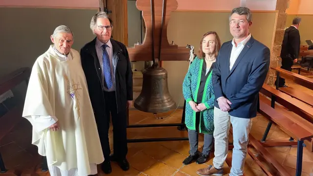 La nueva campana de Vicién, con Julián y Carmen Betrán a cada lado, junto al párroco y el alcalde.