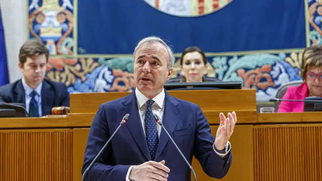 El presidente de Aragón, Jorge Azcón, interviene este miércoles en el pleno de las Cortes de Aragón en Zaragoza