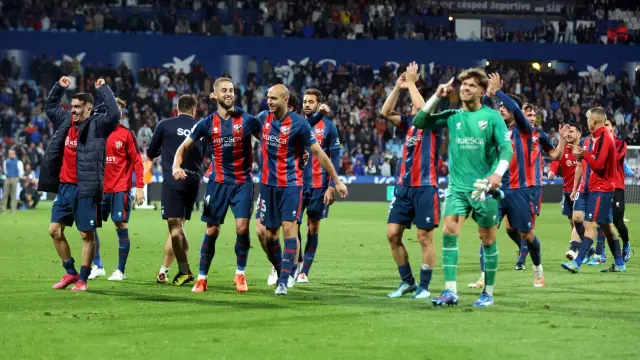 Los jugadores del Huesca celebran la victoria en La Romareda el pasado mes de noviembre.