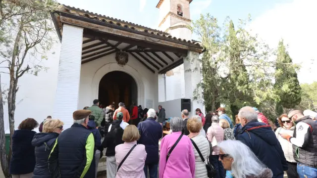 Numerosos oscenses se han acercado a la ermita de San Jorge esta mañana para asistir a la eucaristía.