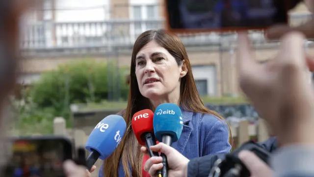La candidata a lehendakari por Podemos, Miren Gorrotxategi, se dirige a medios de comunicación tras ejercer su derecho al voto en Durango