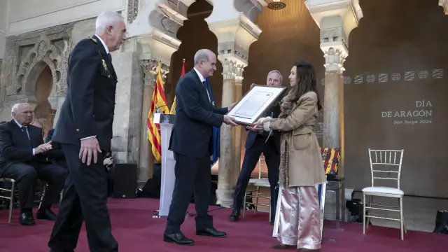 Marta Fernández, presidenta de las Cortes de Aragón entrega la Medalla de las Cortes al director general de la Policía Francisco Pardo Piqueras, durante la celebración del Día de la Comunidad