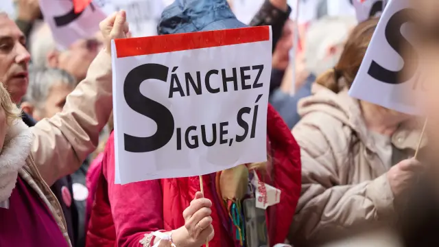 Concentración en Ferraz en apoyo a Pedro Sánchez.