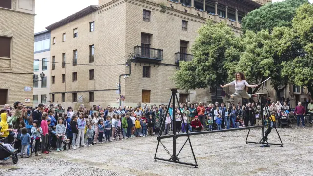 Garazi Pascual abrió el recorrido acrobático en la plaza de la Catedral.