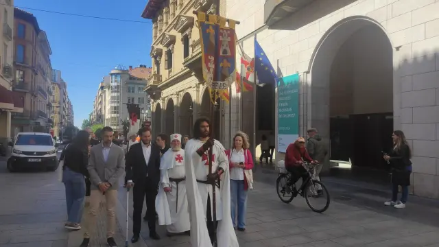 Autoridades y templarios promocionan el Homenaje Templario por las calles de Huesca.