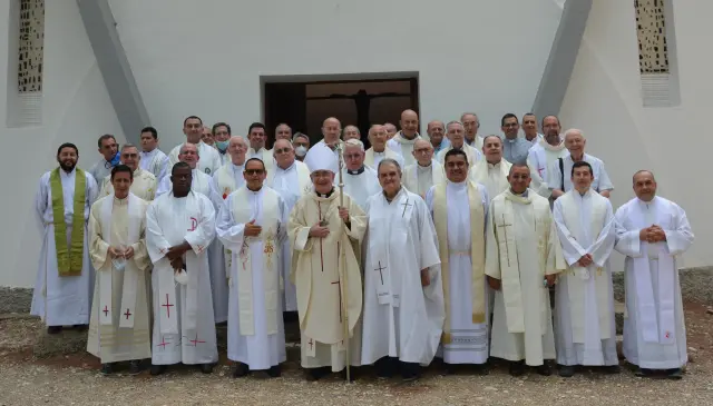 El obispo de la Diócesis de Barbastro-Monzón, con sacerdotes.