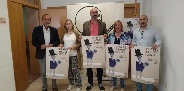 Fernando Mateo, Beatriz Calvo, Víctor Lucea, Rosa Gerbás y Fernando Arguis posaron con el cartel.