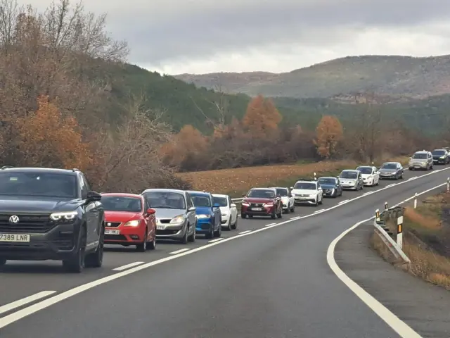 Cola de vehículos en el carril sentido Huesca de la N-330, entre Hostal de Ipiés y Sabiñánigo.