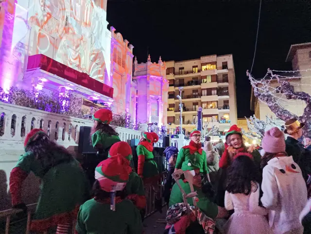 La plaza Zaragoza repleta de niñas, niños y familias a espera de que los Reyes Magos salgan por el balcón.