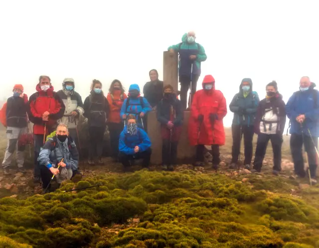 En el pico Gratal, con una intensa niebla rodeando al grupo a la hora de hacer la foto.