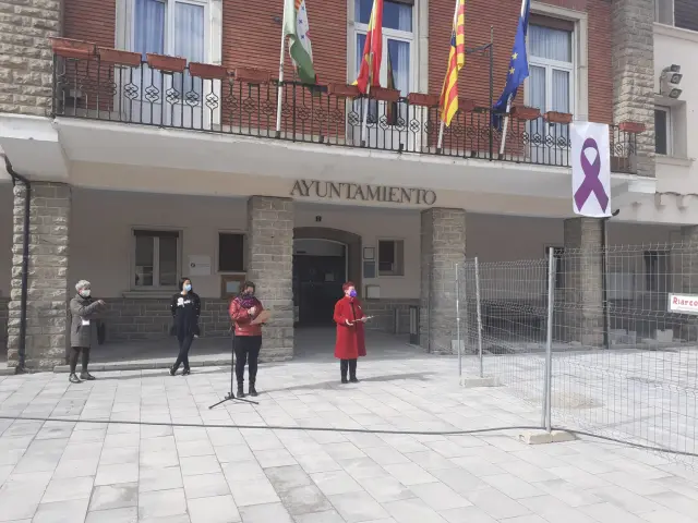 Lectura del manifiesto en la plaza de España de Sabiñánigo