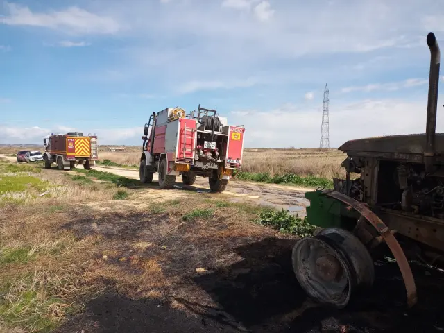 Los bomberos han utilizado un camión autobomba para extinguir las llamas.