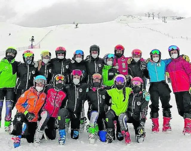 Esquiadores del Club Esquí Jaca en la prueba disputada en La Molina.