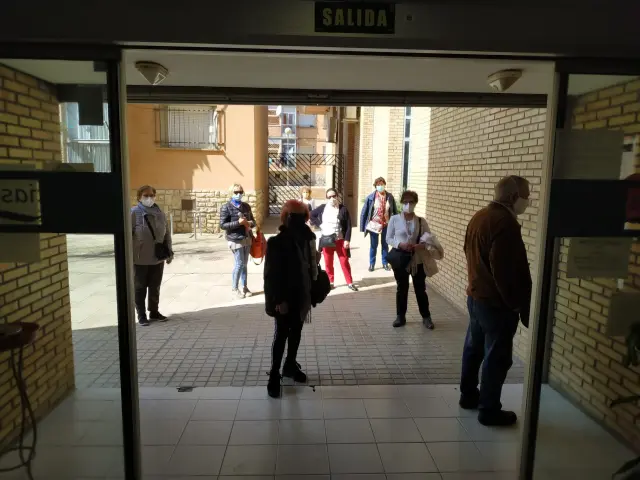 Imagen de los usuarios haciendo cola a las puertas del centro para inscirbirse en las actividades.