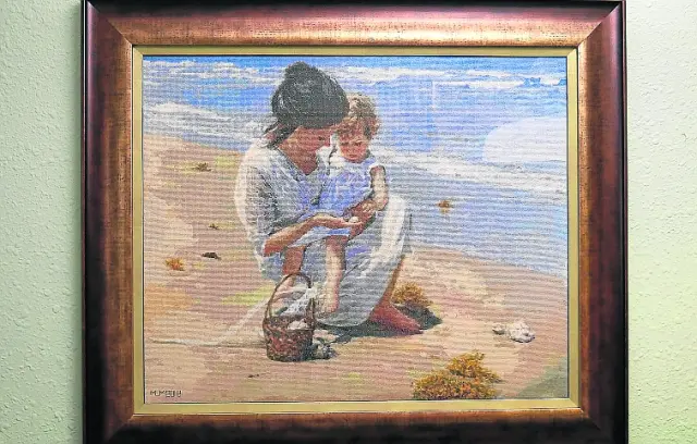 Cuadro de ‘Niños pescando’ realizado por María Loriente en punto de cruz.