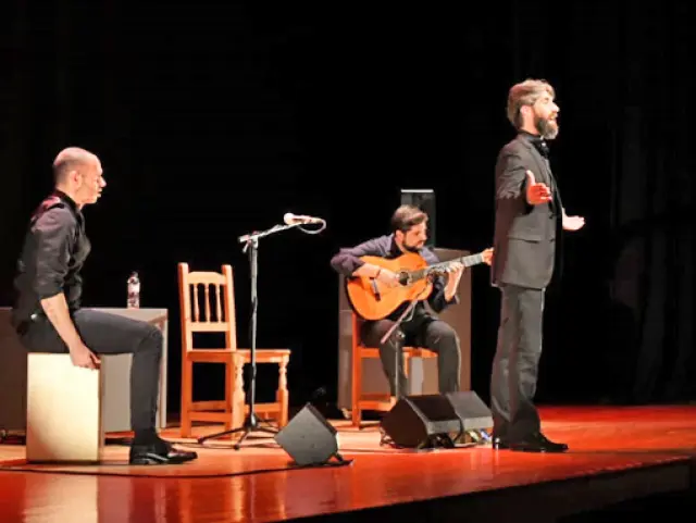 Casi 120 asistentes disfrutaron del concierto de Niño de la Fragua, con Manuel Valencia a la guitarra y Carlos Merino a la percusión.