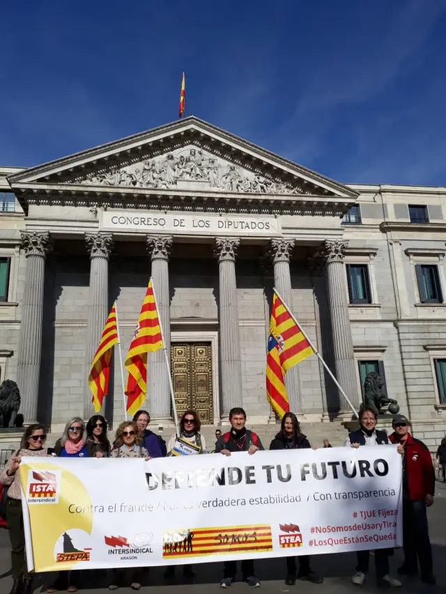 Representantes de los sindicatos que defienden a los interinos aragoneses, en una protesta ante el Congreso de los Diputados