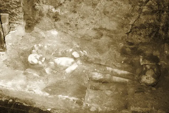 Exhumación de los restos de Juan de Velasco en 1985.