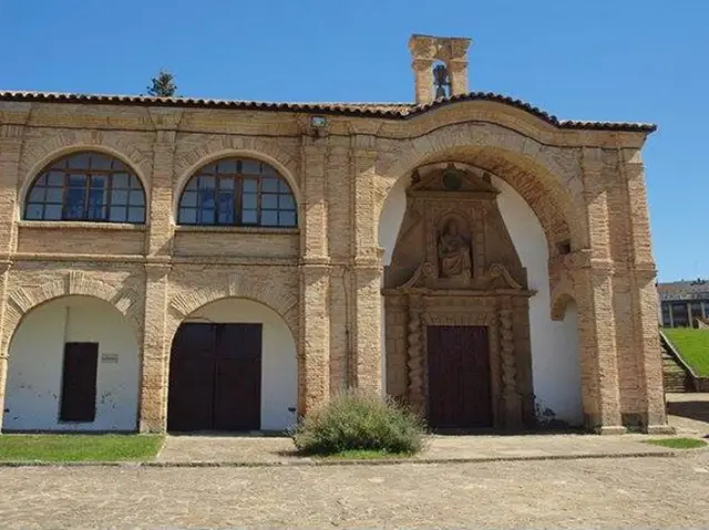 Exterior de la iglesia de la Ciudadela de Jaca, donde se ubica el sarcófago de Juan de Velasco.