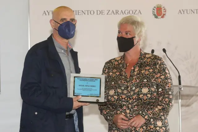 Miguel Mena, Premio a la Trayectoria de Periodistas de Aragón, junto con la presidenta-decana Isabel Poncela