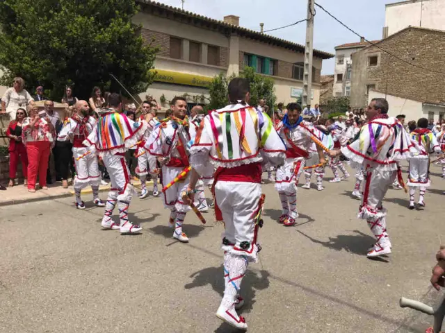 Los danzantes rinden homenaje a Santa Quiteria con sus bailes.