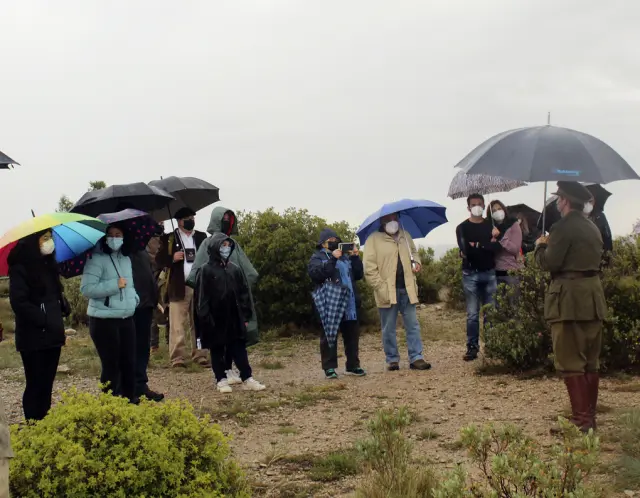 Más de cien personas se acercaron hasta la Sierra de Alcubierre para participar en la tercera “Trinchera viviente”.