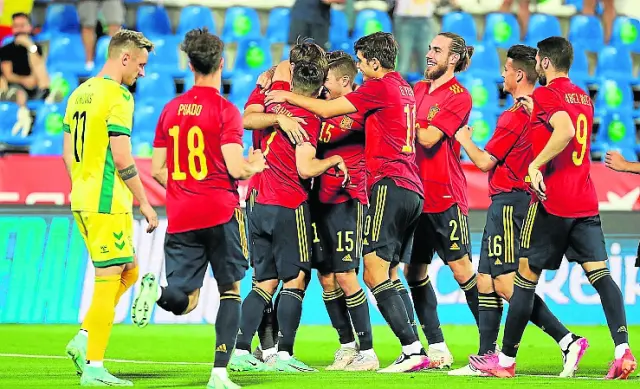 Los jugadores españoles celebran uno de los goles que anotaron ayer ante Lituania
