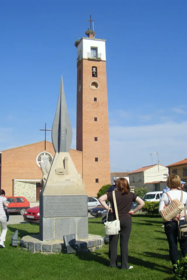 Monumento por el 40 aniversario del pueblo, obra de Pedro Ania.