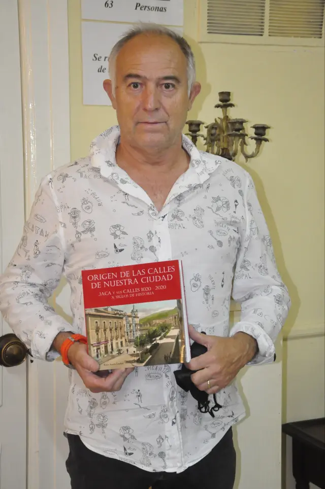 Pedro Juanín, con su nuevo libro, en el Casino Unión Jaquesa.