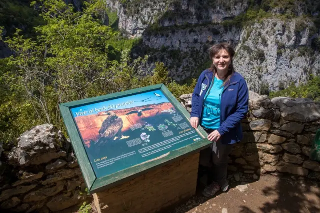 María Pilar Ara, técnico de Promoción de la comarca de Sobrarbe, posa ante la vista del Cañón de Añisclo desde el Mirador de Escuáin