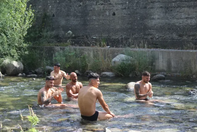 Los jugadores aprovechan el agua del río Ésera para relajar los músculos tras los entrenamientos.
