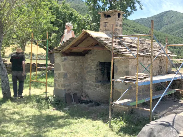 Aspecto de la construcción preparada con andamios.