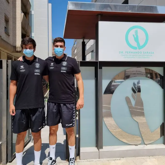 Fran Rubio y Miguel Malo, en la puerta de la Clínica del doctor Fernando Sarasa