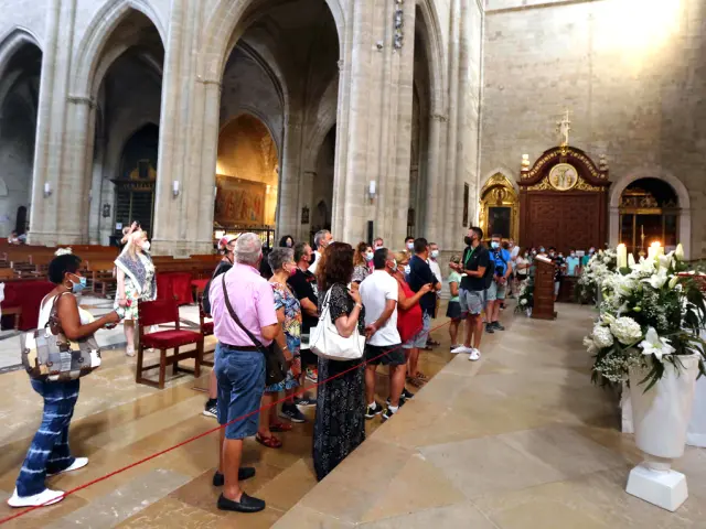 Uno de los monumentos indispensables para conocer Huesca es la Catedral, cuyo interior suele impresionar a los visitantes