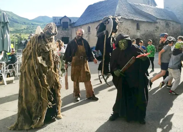Brujas y otros personajes toman el Mercado Mágico, en la plaza Valle de Tena