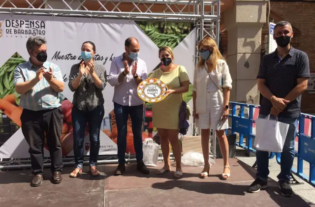 María Bernad posa con el Premio Ferma Gourmet en sus manos ante los aplausos de los presentes.