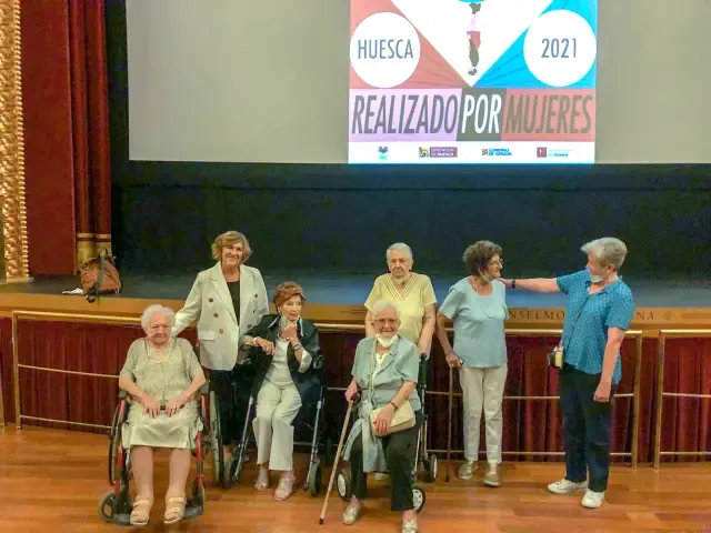 De izda. a derecha: Magdalena Daniel, Virginia Espa, Mª Antonia Iguacel, Isabel Mur, Elena Cucalón (de pie), María Ibort y Beatriz López.