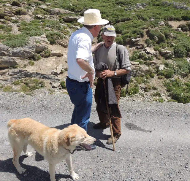 Pérez, en una visita al Sobrarbe, con un pastor.