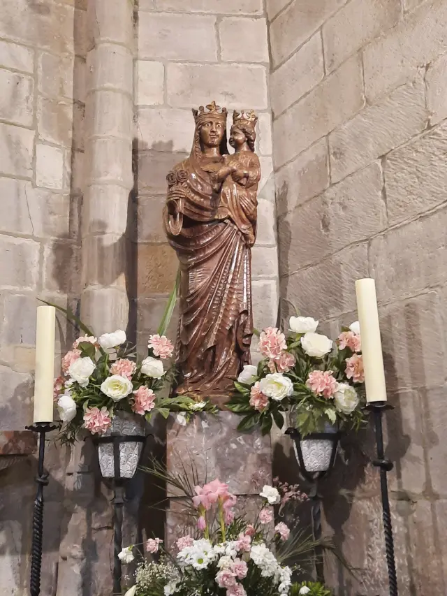 Réplica de la antigua imagen gótica de la Virgen de la Peña, que fue destruida en la Guerra Civil, y que fue realizada por el escultor grausino Felipe Coscolla.
