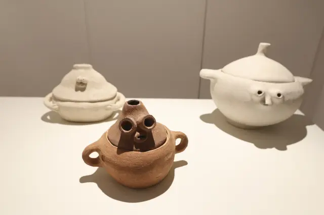 Tres de las soperas de cerámica con caras que se exhiben en La Carbonería.