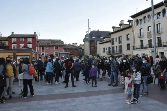 Otra imagen de los asistentes en la plaza Biscós de Jaca.