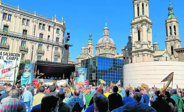 Asociaciones y cooperativas concluyeron las protestas en la sede del delegación del Gobierno, en la plaza del Pilar.