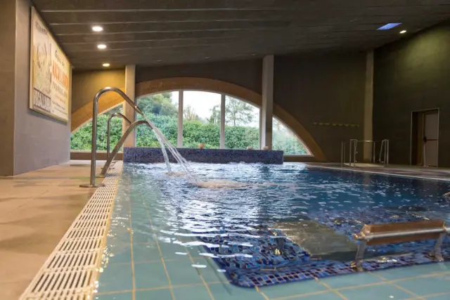 La piscina cuenta con camas y asientos de hidromasaje del Hotel Rocallaura Balneari.